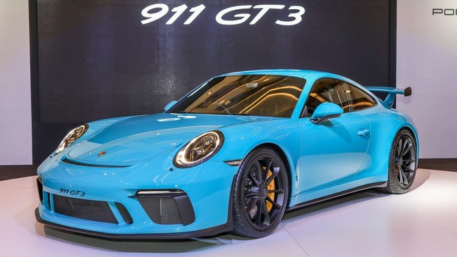 Sau thời gian trình làng tại triển lãm Geneva Motor Show 2017, mẫu  siêu xe Porsche 911 GT3 2018 đã chính thức được giới thiệu tại thị trường Đông Nam Á với giá bán từ 1,7 triệu Ringgit (~ 9,1 tỷ đồng) tại Malaysia.